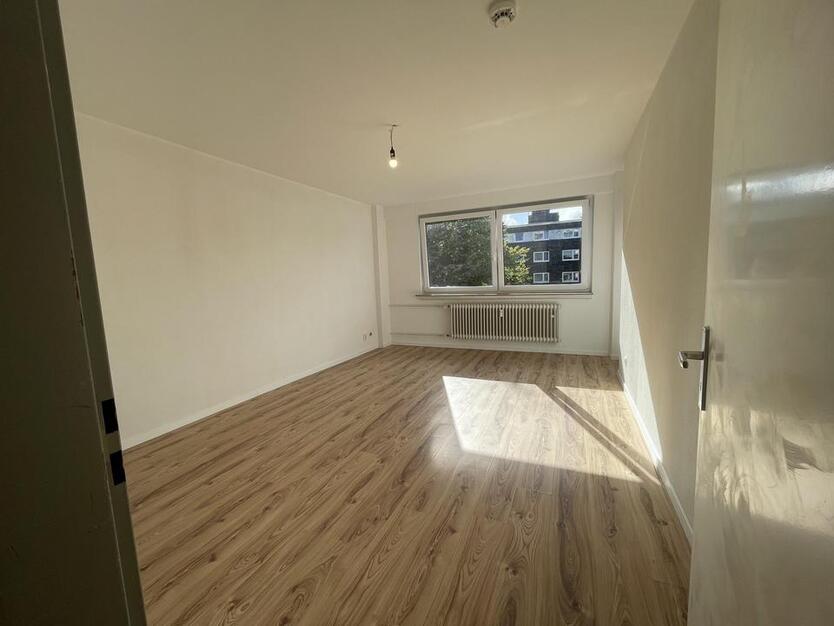 **Helle & frisch renovierte 2,5-Zimmer-Wohnung – mit Balkon & Aufzug** zimmer