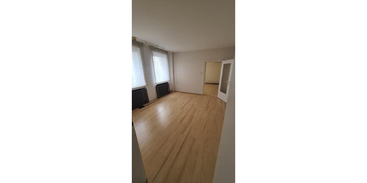 Büroräume + 4 Stellplätze außen zimmer