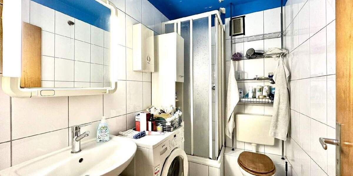 DU: GEPFLEGTES MFH MIT GARAGENHOF ZU KAUFEN zimmer