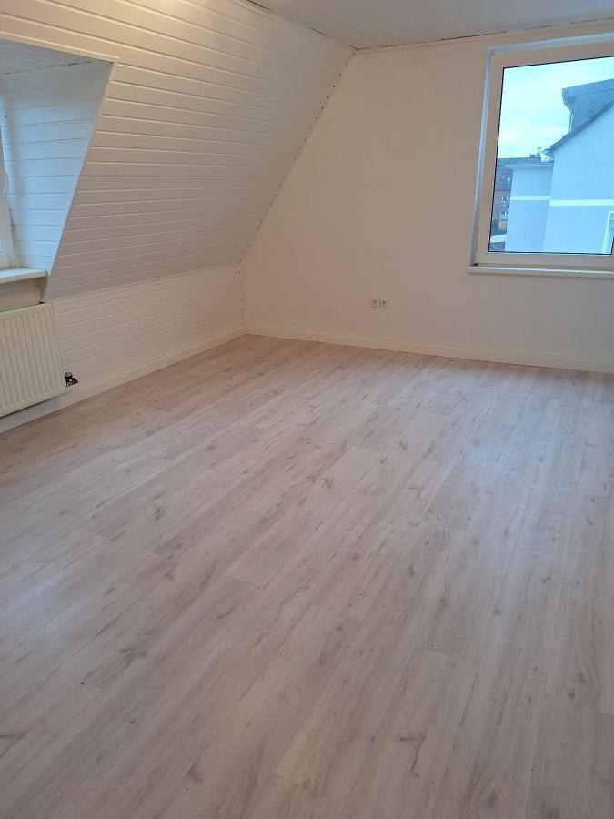 Provisionsfrei* Mit Gartenteil + Stellplatz! Gemütl. DG-Wo, sofort bezugsfrei! 2.5 zimmer