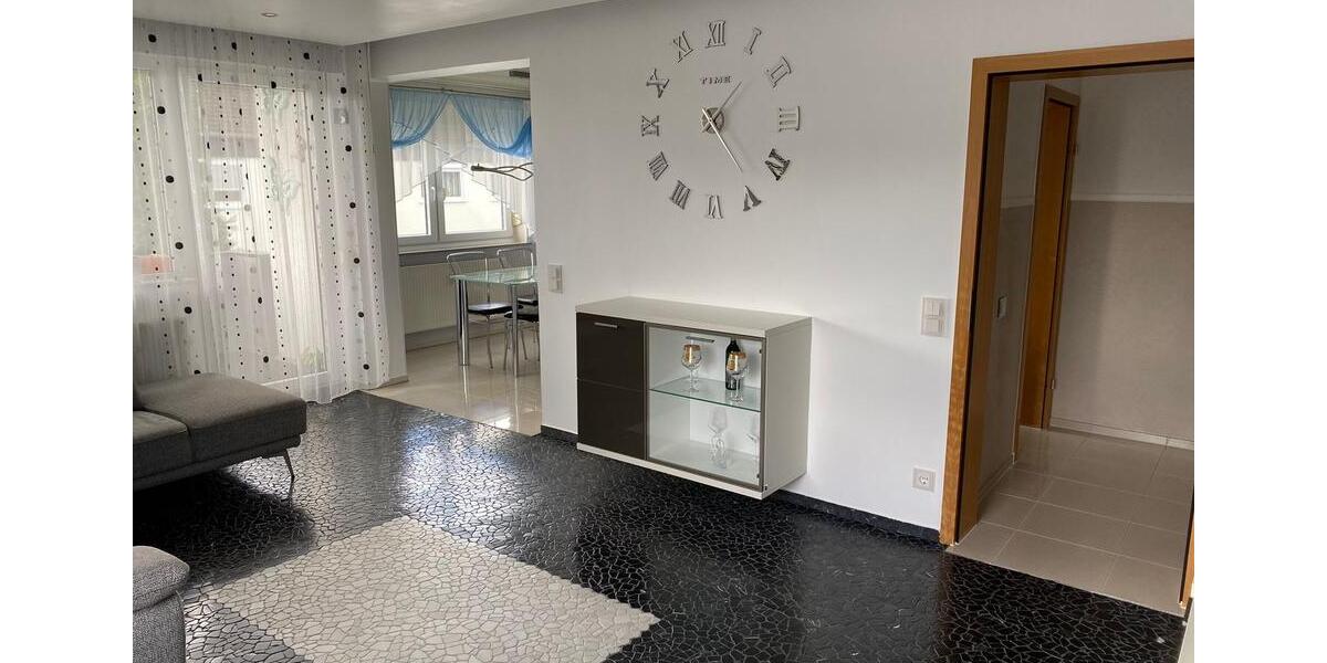 Luxuriöse Wohnung Eigentumswohnung m. Balkon & Garage + Parkplatz 3.5 zimmer