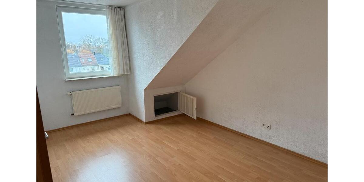 Dachgeschoßwohnung Essen Stadtbezirk IV - 4 Zimmer, 82 m&sup2;, 920&euro; | Angebot:25208263