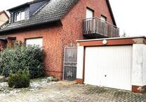Einfamilienhaus auf großen Grundstück.