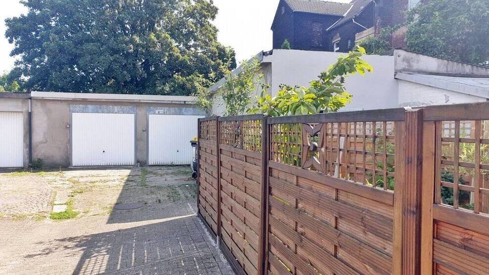 Modernisiertes Wohn- und Geschäftshaus, 488 qm vermietbare Fläche, 3 Garagen
