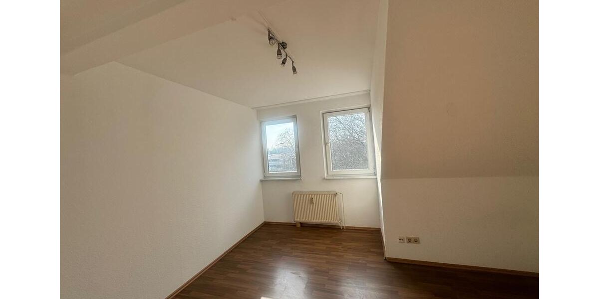 Dachgeschoßwohnung Duisburg Mittelmeiderich - 3 Zimmer, 66 m&sup2;, 750&euro; | Angebot:26165974