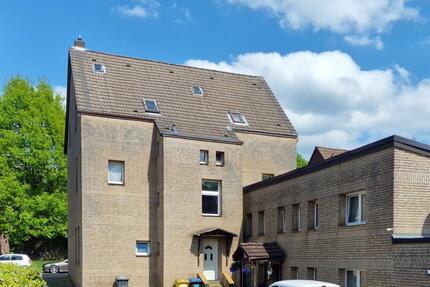 Mehrfamilienhaus mit großem Anbau, Innenhof, 6 Garagen und Garten