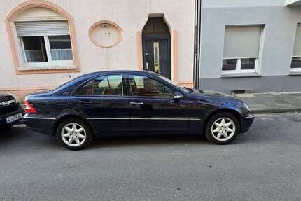 Mercedes-Benz 240 139.500 km 4.750 &euro; Duisburg 47053