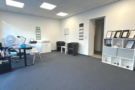 Modernisierte Gewerbeeinheit im Erdgeschoss zimmer