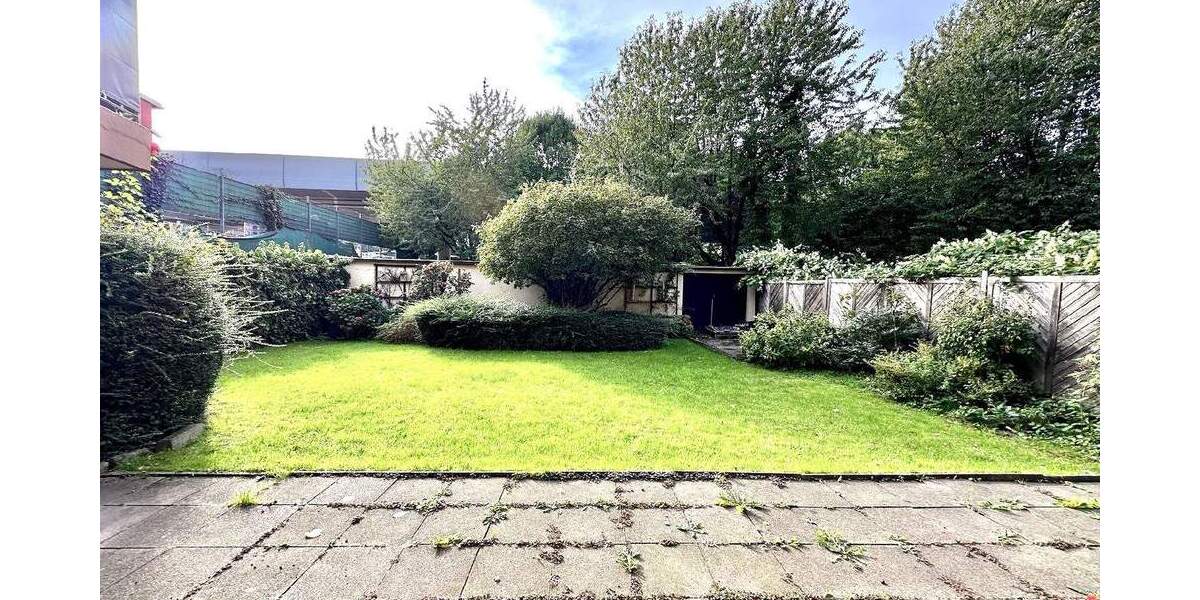 DU: GEPFLEGTES MFH MIT GARAGENHOF ZU KAUFEN zimmer