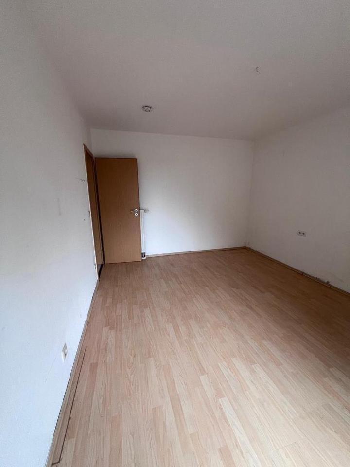 Große 3 Zimmer Wohnung mit Balkon zimmer