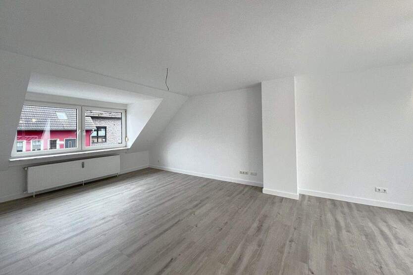 Dach-Schlösschen in Heisingen! Moderne 3½-R.-DG-Wohnung mit Balkon in ruhiger Seitenstraße 3 zimmer