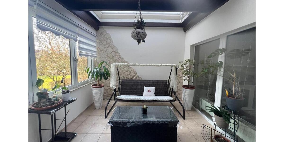 Bezaubernde Wohnung mit Tiefgaragenstellplatz und Wintergarten 4.5 zimmer