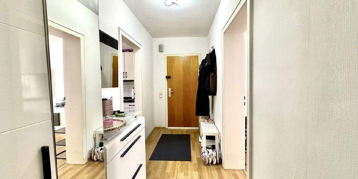 DU: GEPFLEGTES MFH MIT GARAGENHOF ZU KAUFEN zimmer