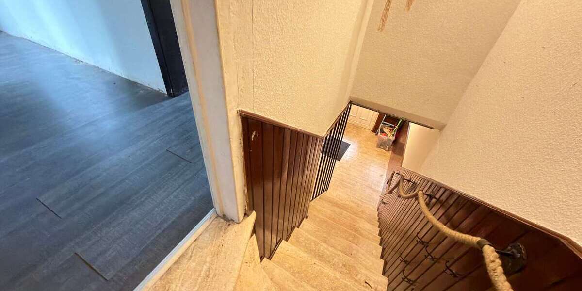 Mehrfamilienhaus mit Potenzial in Dinslaken-Bruch – 5 Wohneinheiten, Garten & Garagen - Mehrfamilienhaus, Wohnhaus Dinslaken Lohberg | Angebot:27119901