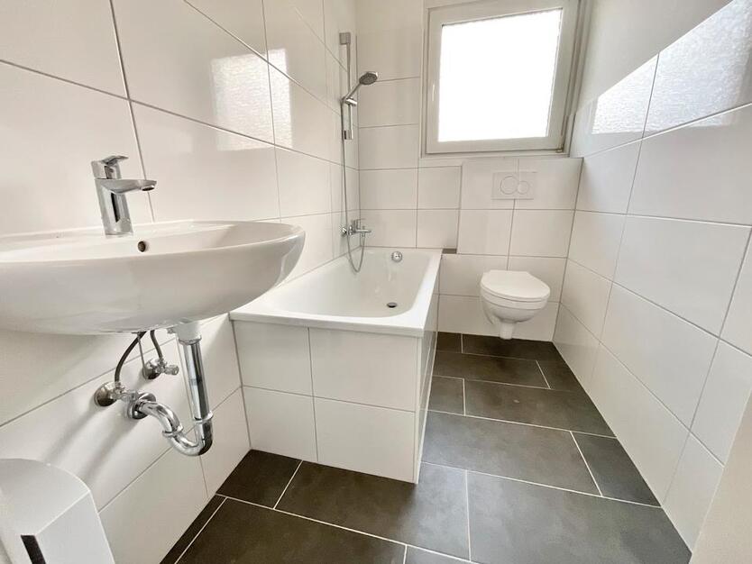 Frisch renovierte 2-Zimmer-Wohnung mit Balkon! zimmer