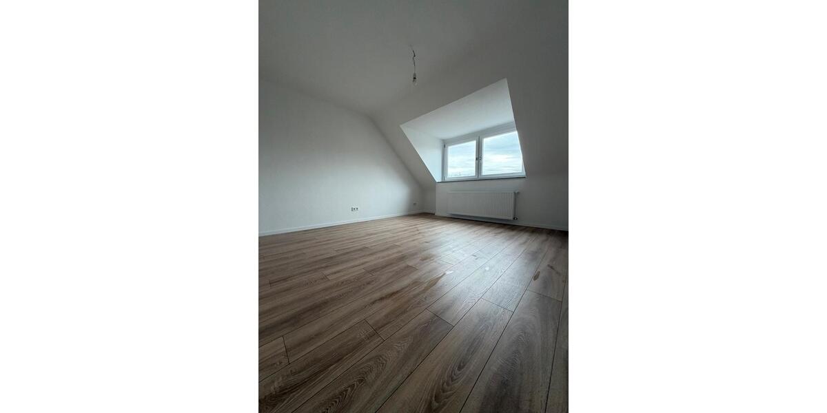 Dachgeschoßwohnung Duisburg Mittelmeiderich - 2 Zimmer, 77 m&sup2;, 900&euro; | Angebot:25274270