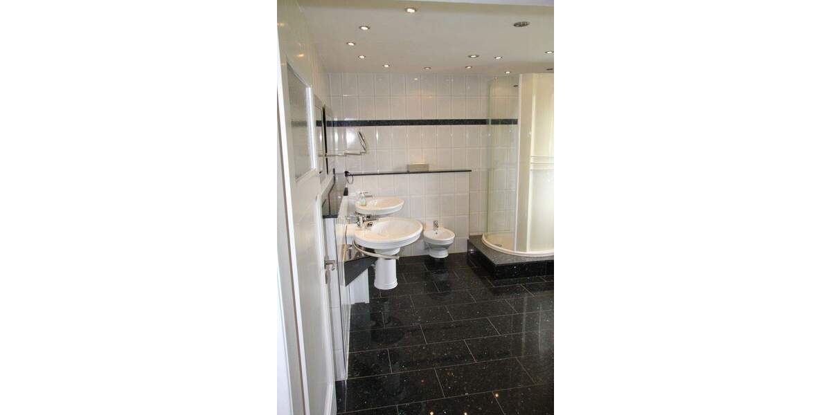 Zentral und grün gelegen in Ratingen Lintorf. Ideal für kleine Familie oder Berufspendler 5 zimmer