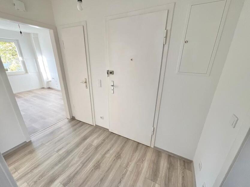 Frisch renovierte 2-Zimmer-Wohnung mit Balkon! zimmer