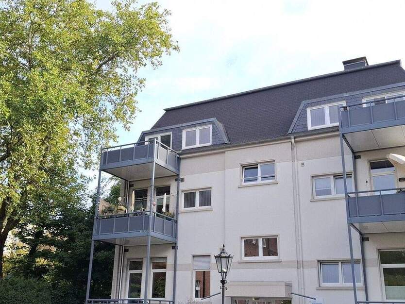 Gelsenkirchen-Erle! Modernisierte Altbau-Dachgeschosswohnung mit Süd-Westbalkon. 2 zimmer