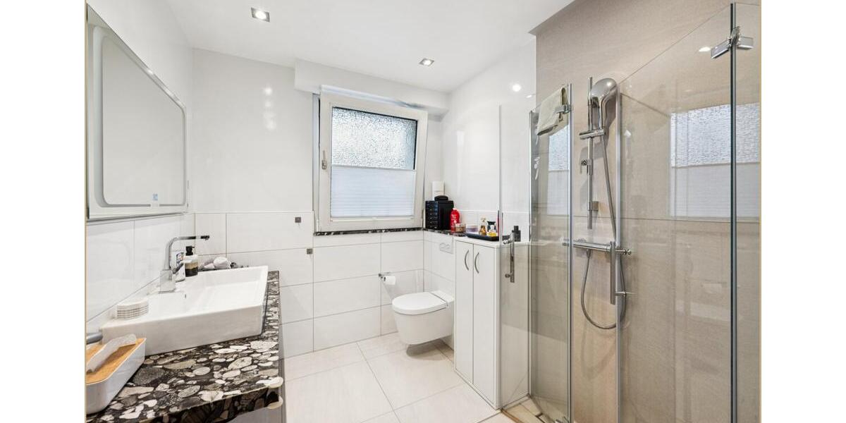 Großzügige 130qm Maisonette-Erdgeschosswohnung mit Garten, Terrasse, Balkon, Garage und Alarmanlage 4 zimmer