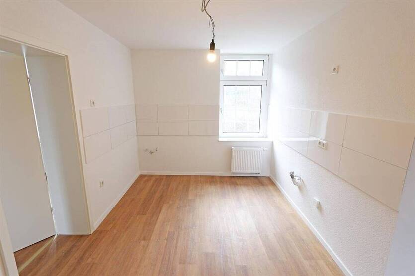 Große 2 Zimmerwohnung komplett renoviert