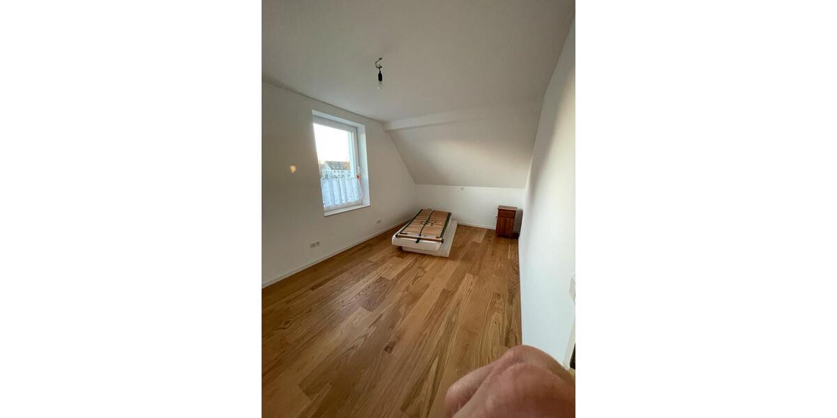 RE: kernsanierte Wohnung ca 85 qm + Dachterrasse 3 zimmer