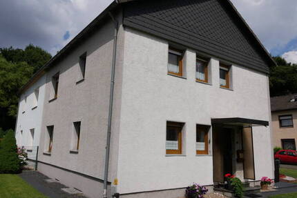 Zweifamilienhaus mit Potenzial: Großzügiger Garten und zwei Garagen - ideal auch als Einfamilienhaus