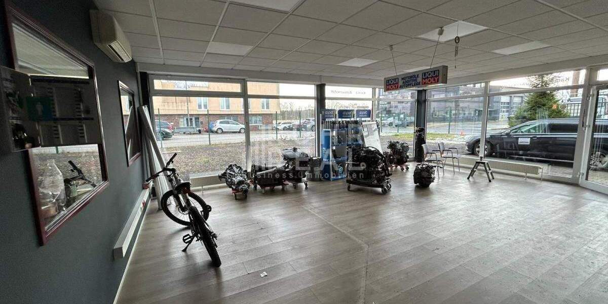 Lagerfläche mit Hebebühnen | 5 ebenerdige Rolltore | Umkleiden zimmer