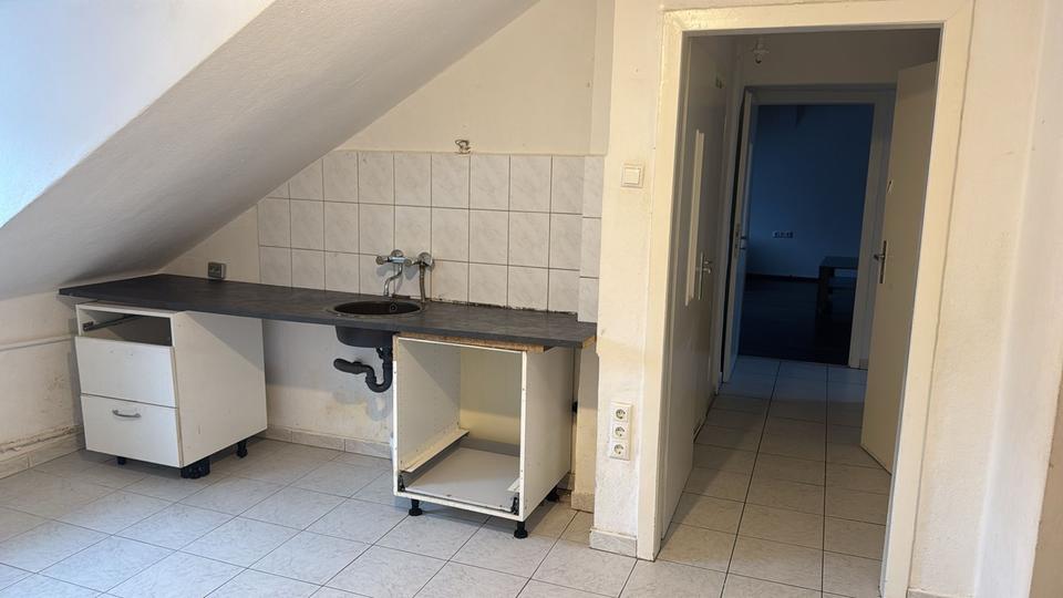 Zentrale Dachgeschoss Wohnung zu Vermieten-WG geeignet 3 zimmer