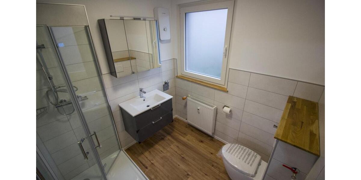 Renovierte 2 Zimmer Erdgeschoss-Wohnung + KDB 62 qm + Kellerraum 2 zimmer