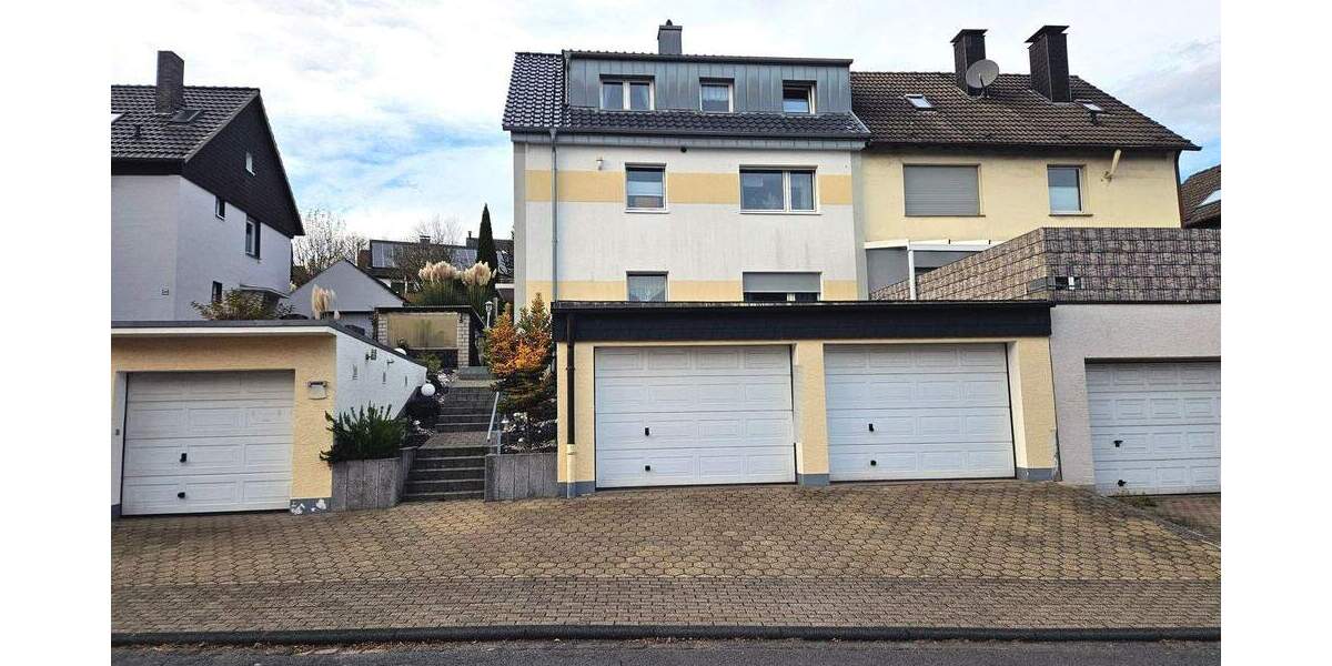 Modernisiertes 2-Familienhaus mit 3 Garagen und attr. Garten in guter und ruhiger Lage in Wetter 9 zimmer