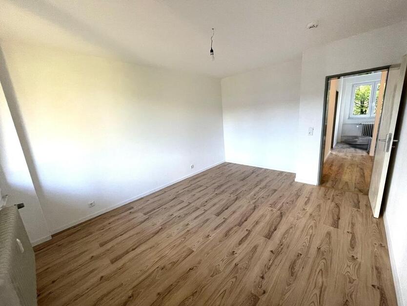 **Helle & frisch renovierte 2,5-Zimmer-Wohnung – mit Balkon & Aufzug** zimmer