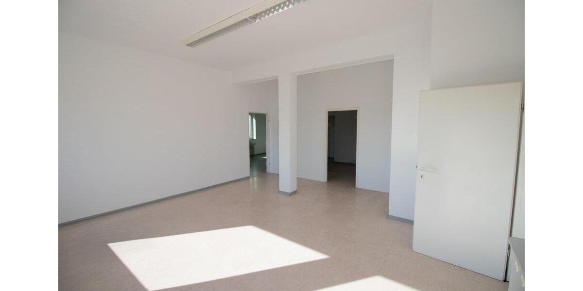 Büro 100m² neu gestrichen mit Parkplätzen zimmer