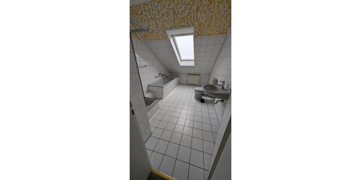 Dachgeschoßwohnung Oberhausen - 3 Zimmer, 70 m&sup2;, 630&euro; | Angebot:25511502