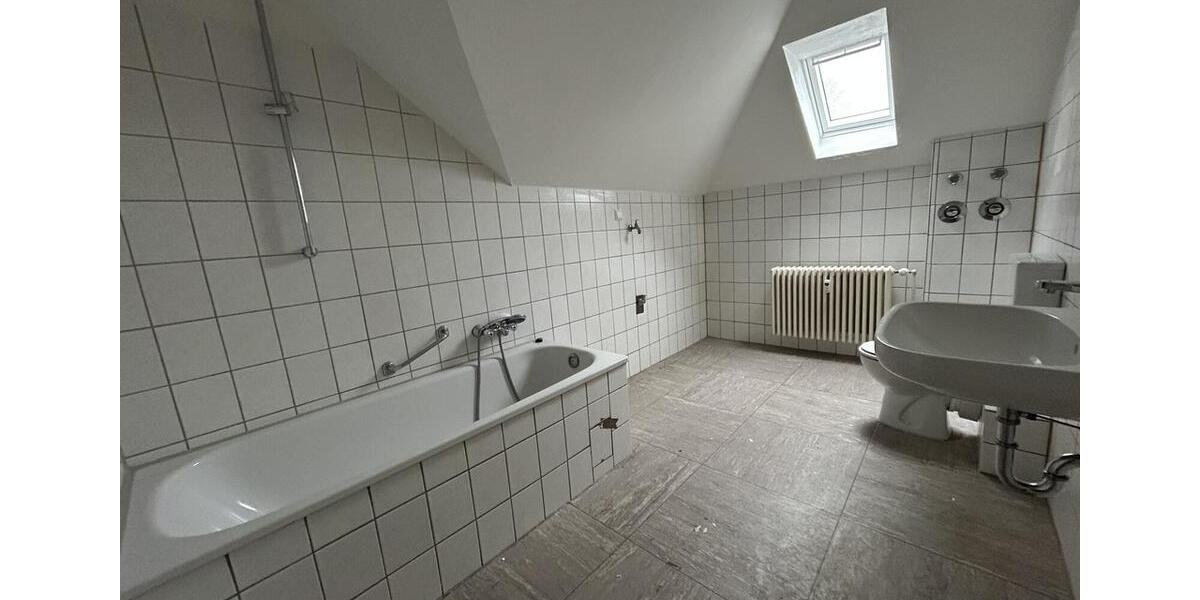 Dachgeschoßwohnung Duisburg Hamborn - 3.5 Zimmer, 69 m&sup2;, 459&euro; | Angebot:26433788