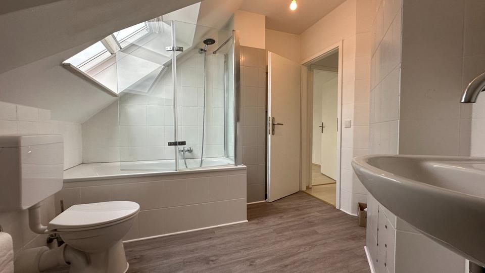 Lichtdurchflutete Dachgeschosswohnung in guter & zentraler Lage 2 zimmer