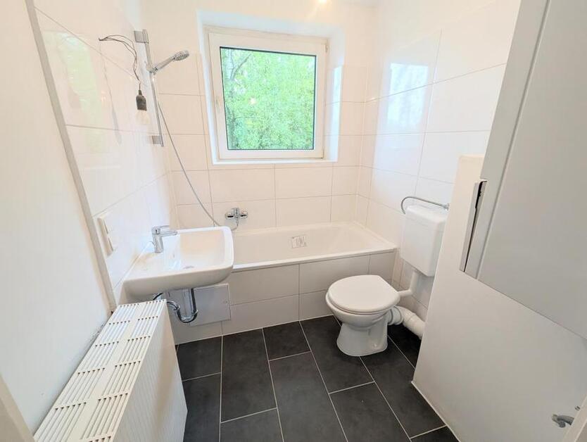 **Was will man mehr? +Balkon +eigener Garten +weiße Wände +neues Tageslichtbad**