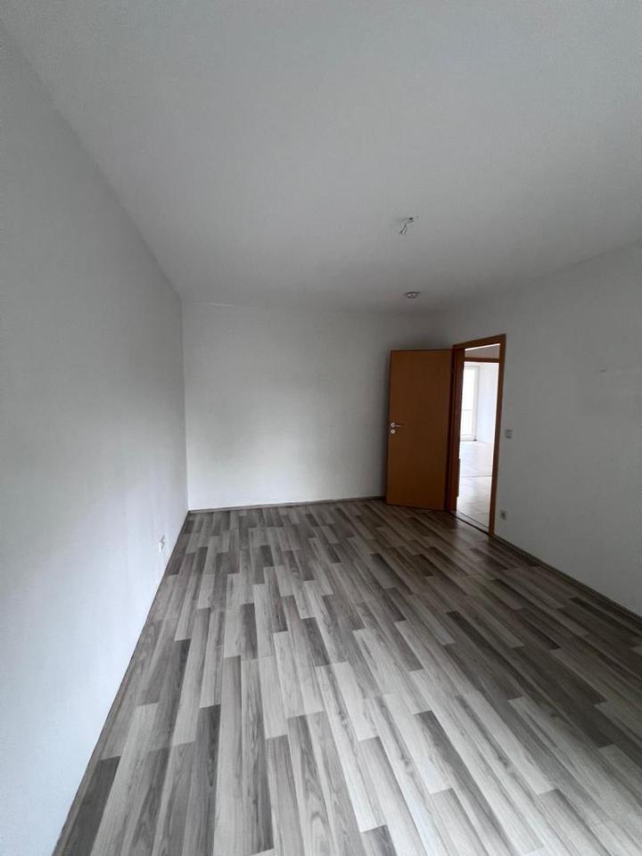 Große 3 Zimmer Wohnung mit Balkon zimmer