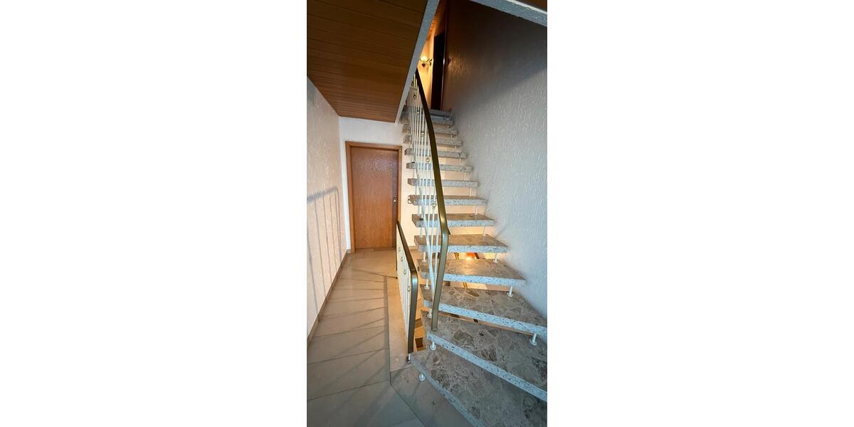 Doppelhaushälfte, großes Grundstück, Doppelgarage, unterkellert 7 zimmer