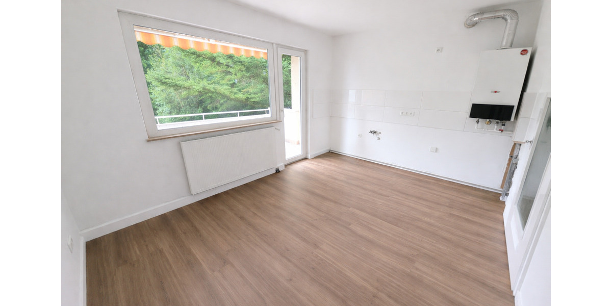 **Frisch renoviert: +Balkon +neuer Laminat +weiße Wände +neues Tageslichtbad +großzügig** 3 zimmer