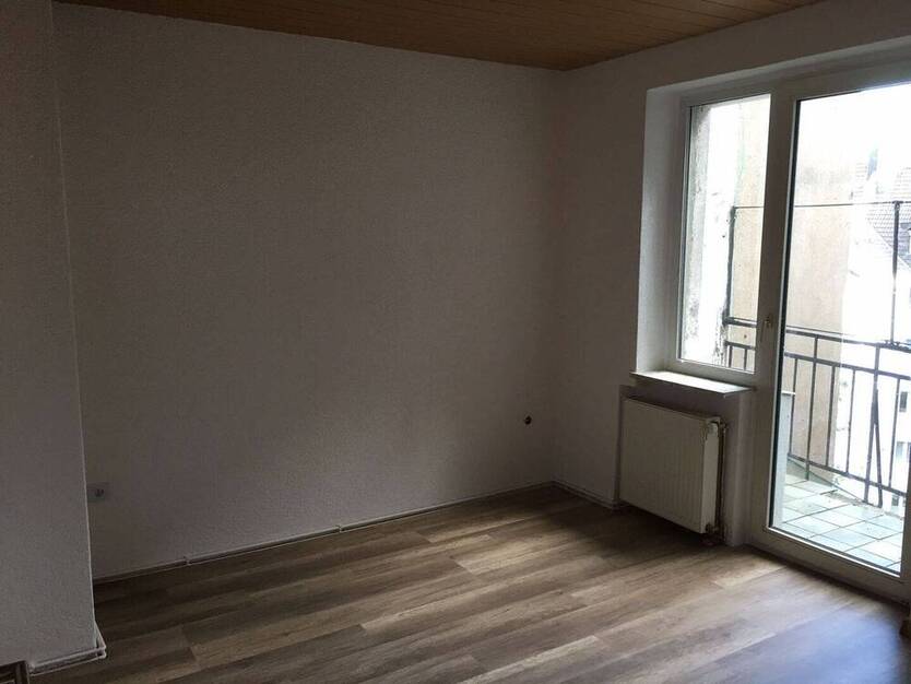 *NEU* RENOVIERTE 4 Zimmer Wohnung im 3.OG mit Balkon in Adolfstraße