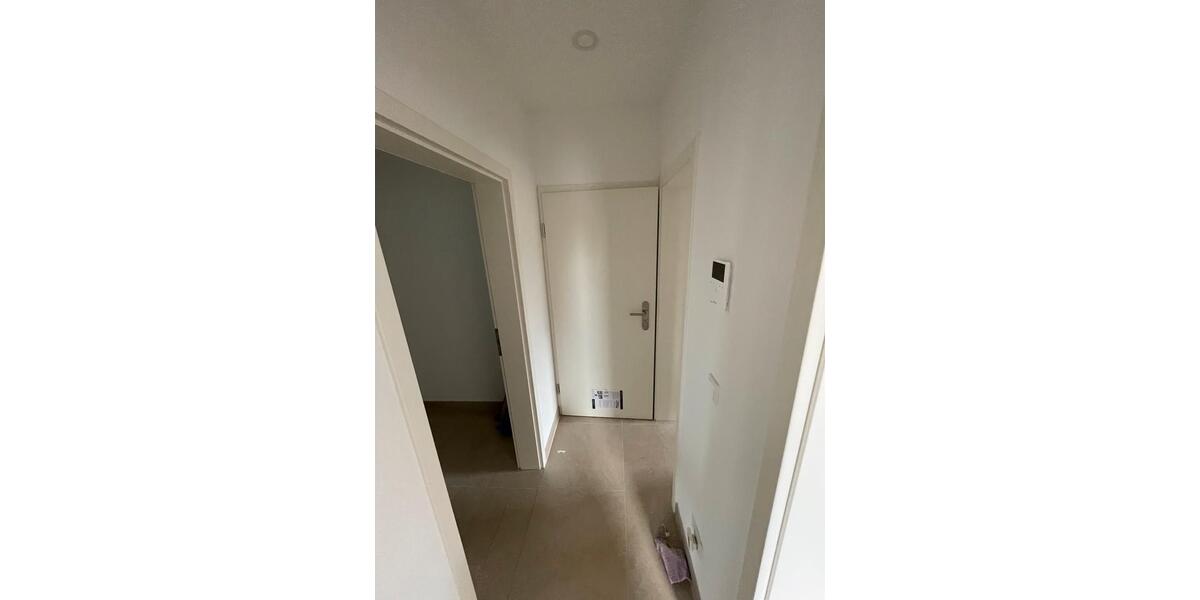 RE: kernsanierte Wohnung ca 85 qm + Dachterrasse 3 zimmer