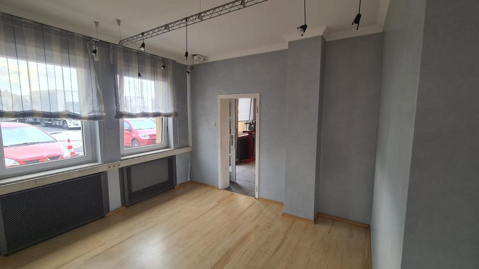 Büroräume + 4 Stellplätze außen zimmer