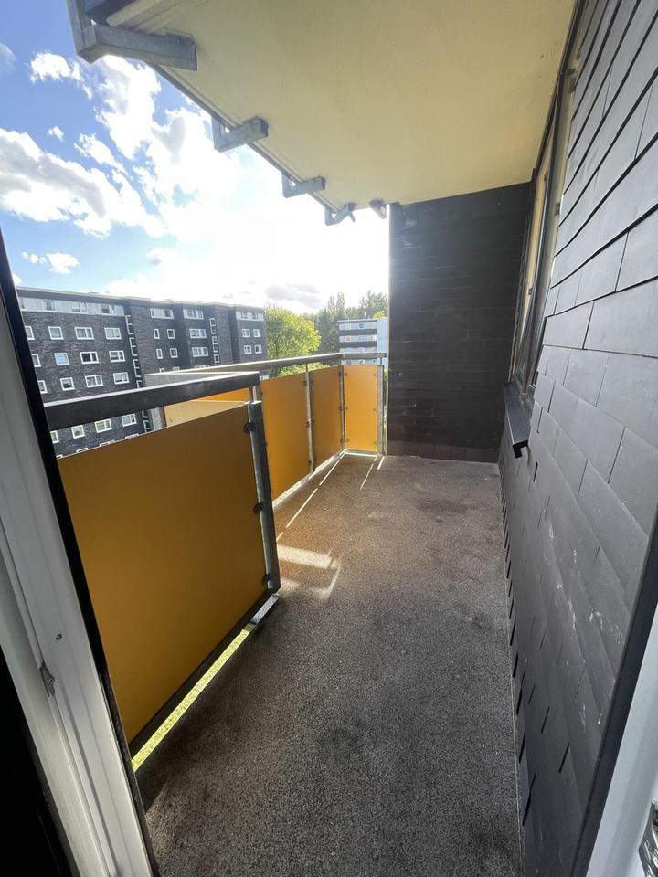 **Helle & frisch renovierte 2,5-Zimmer-Wohnung – mit Balkon & Aufzug** zimmer