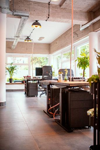 Moderner Schreibtischplatz im hellen Büro in Duisburg - flexibel und ausgestattet zimmer