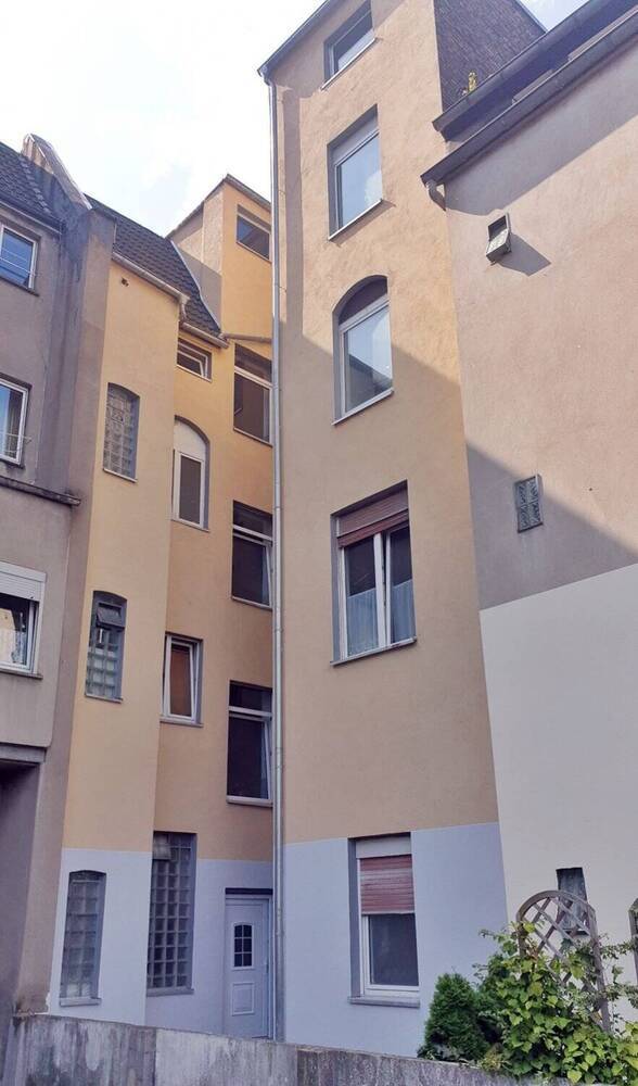 Modernisiertes Wohn- und Geschäftshaus, 488 qm vermietbare Fläche, 3 Garagen