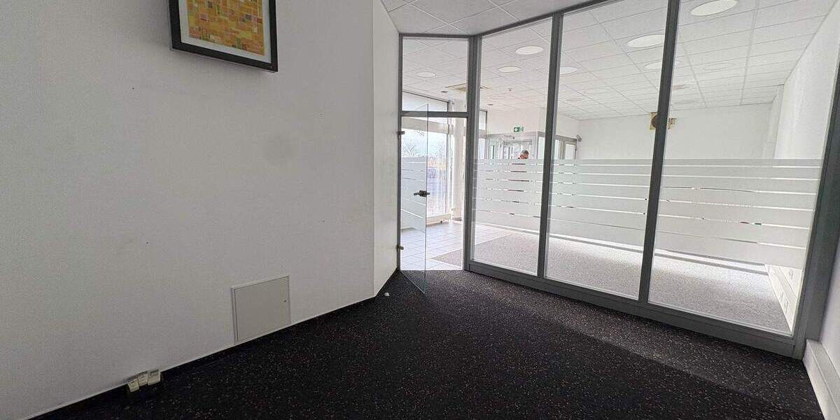 Sichtbarkeit garantiert! Schickes Ladenlokal in Hauptstraßenlage 4 zimmer