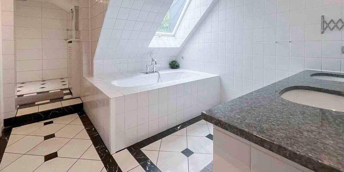 Exklusive Maisonette-Eigentumswohnung mit Sauna, großer Terrasse und außergewöhnlicher Architektur 5 zimmer