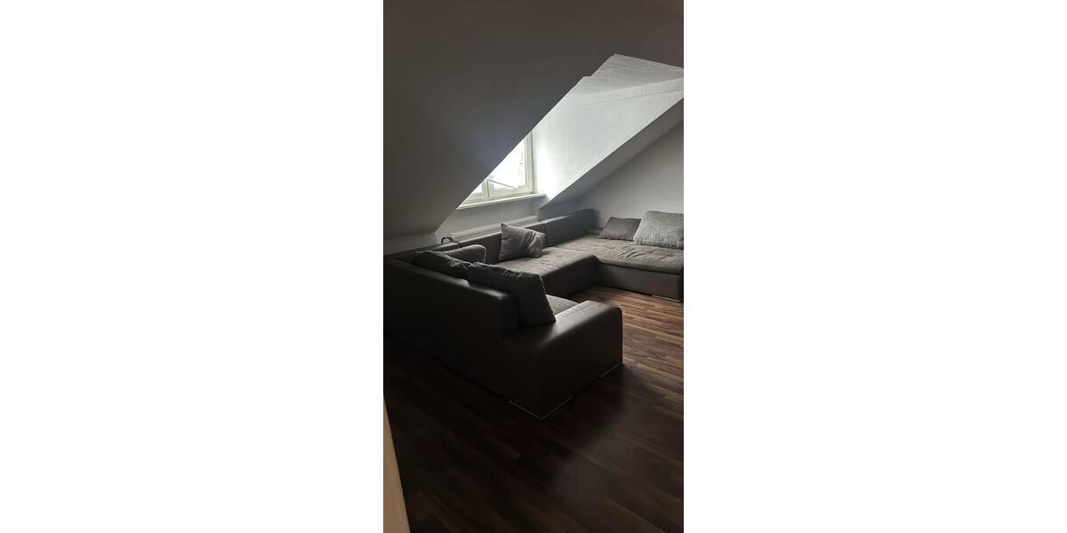 Zentrale Dachgeschoss Wohnung zu Vermieten-WG geeignet 3 zimmer