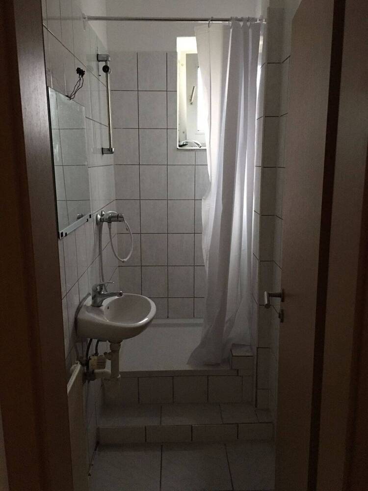 *NEU* RENOVIERTE 4 Zimmer Wohnung im 3.OG mit Balkon in Adolfstraße